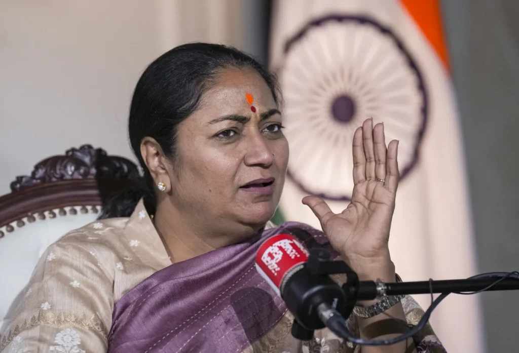 స్కూల్‌ ఫీజుల పెంపుపై ఢిల్లీ సీఎం ఆగ్రహం