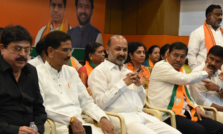 కాంగ్రెస్, బిఆర్ఎస్ నక్సలైట్ల వారసులు కాంగ్రెస్, బిఆర్ఎస్ నక్సలైట్ల వారసులు