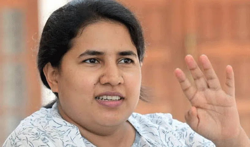 సీఎం విజ‌య‌న్ కుమార్తెపై విచార‌ణ‌కు కేంద్రం అనుమతి