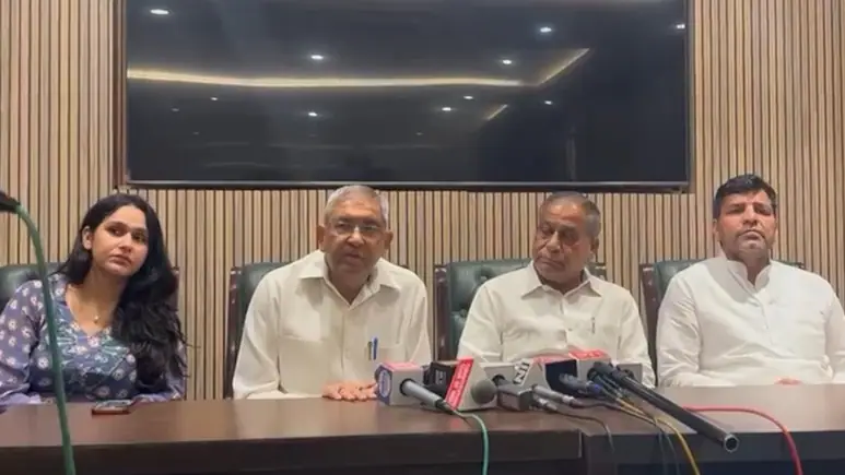 ఆప్కు 15 మంది ఢిల్లీ కౌన్సిలర్లు రాజీనామా ఆప్కు 15 మంది ఢిల్లీ కౌన్సిలర్లు రాజీనామా