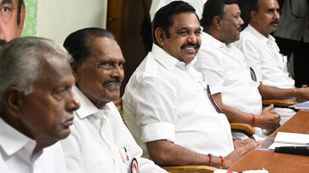 అన్నాడీఎంకే ముఖ్యమంత్రి అభ్యర్థిగా పళనిస్వామి