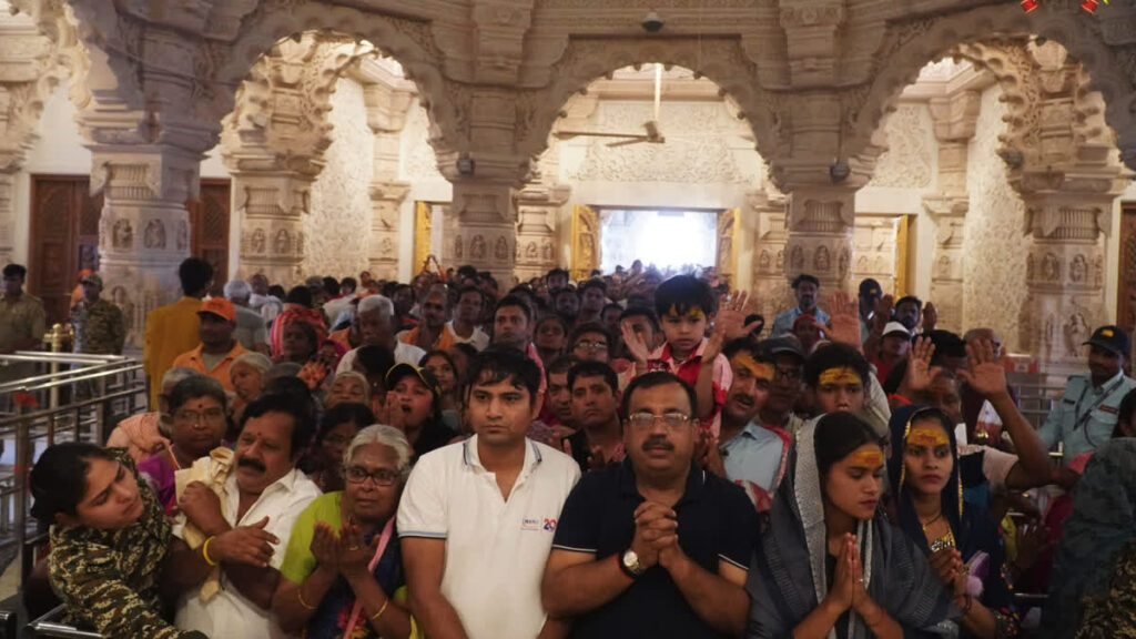 అయోధ్య రామమందిరంలో ముస్లిం మహిళ చక్కర్లు