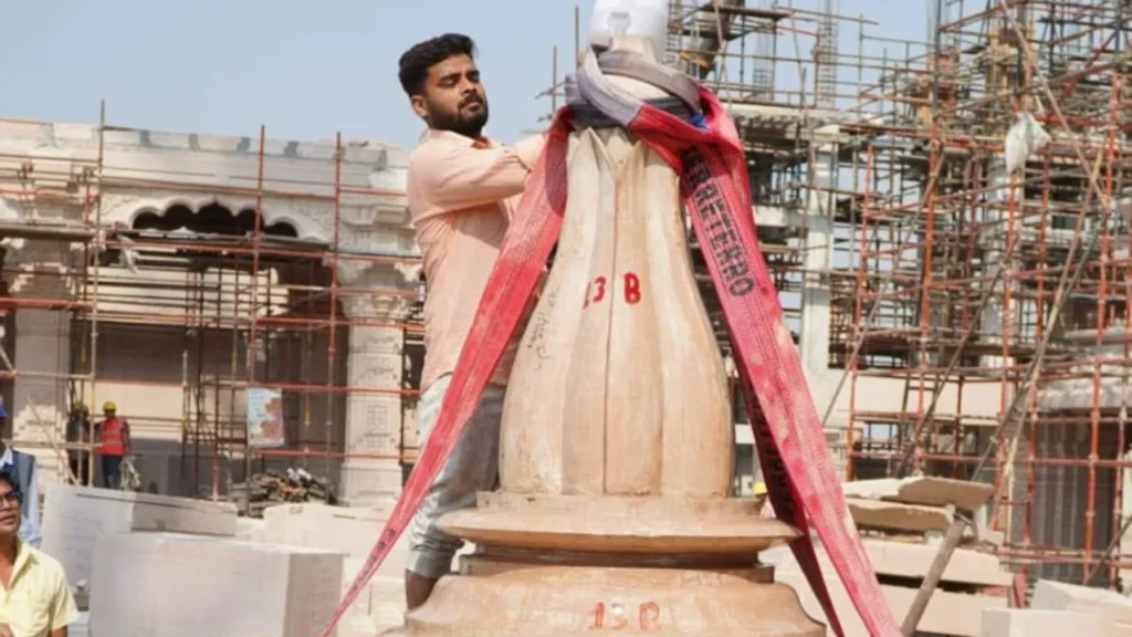 అయోధ్య రామాలయ శిఖరంపై బంగారు కలశం