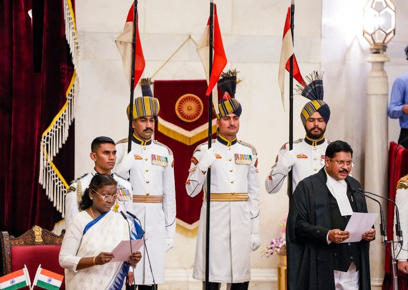సీజేఐగా జస్టిస్ బీఆర్ గవాయి ప్రమాణ స్వీకారం సీజేఐగా జస్టిస్ బీఆర్ గవాయి ప్రమాణ స్వీకారం
