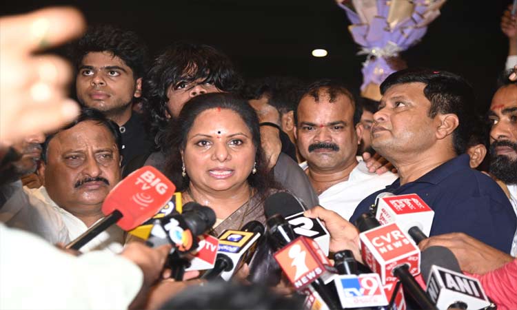 కేసీఆర్ కు లేఖ వ్రాసాను.. ఆయన చుట్టూ దెయ్యాలున్నాయి!
