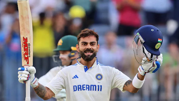 టెస్టు క్రికెట్కు వీడ్కోలు పలికిన విరాట్ కోహ్లీ టెస్టు క్రికెట్కు వీడ్కోలు పలికిన విరాట్ కోహ్లీ
