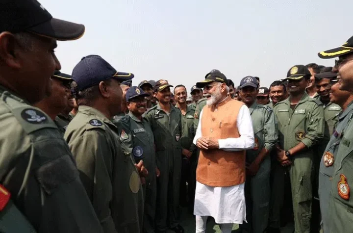 ఆదంపూర్ వైమానిక స్థావరాన్ని సందర్శించిన మోదీ,