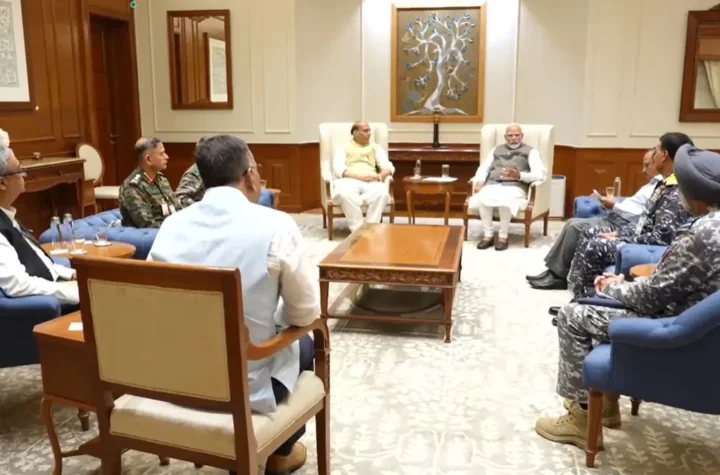 త్రివిధ దళాధిపతులతో ప్రధాని మోదీ భేటీ