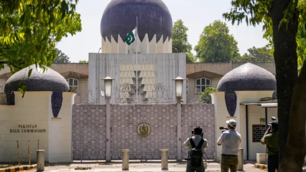 పాక్‌ హైకమిషన్‌ ఉద్యోగిని బహిష్కరించిన భారత్‌