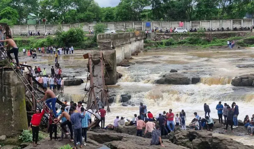 ఇంద్రయాణి నదిపై వంతెన కూలి నలుగురు మృతి