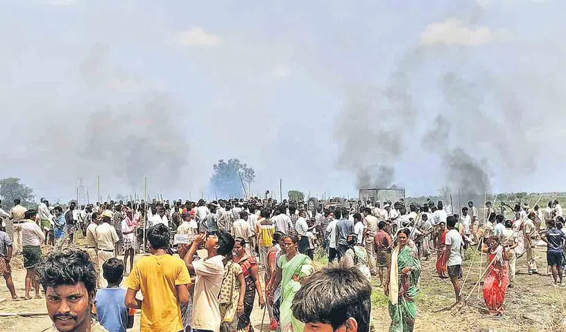 ఇథనాల్ ఫ్యాక్టరీ వద్దంటూ తిరగబడ్డ రైతులు ఇథనాల్ ఫ్యాక్టరీ వద్దంటూ తిరగబడ్డ రైతులు