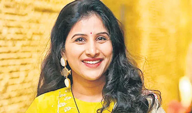 గాయని మంగ్లీ పుట్టినరోజు వేడుకల్లో డ్రగ్స్ కలకలం