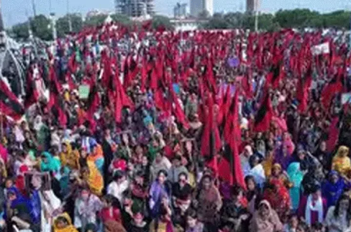 పాక్ లో ఆలయ భూమి కబ్జాపై హిందువుల ఆందోళన