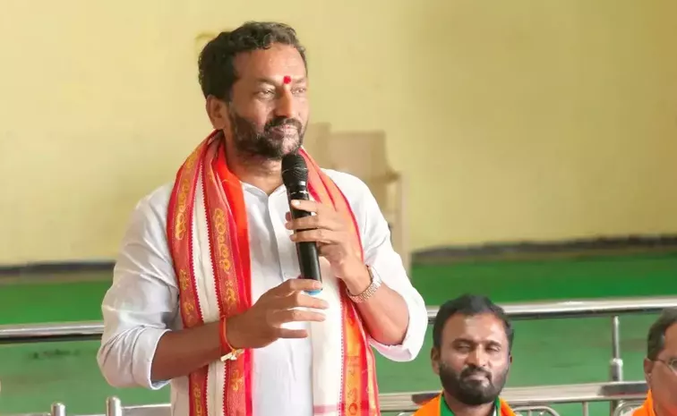 కేసీఆర్ మంత్రుల్లో మహిళలు లేనప్పుడు కవిత ప్రశ్నించలేదే!