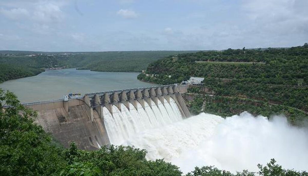 ప్రమాద ఘడియల్లో శ్రీశైలం జలాశయం