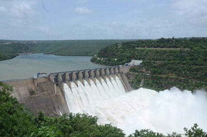 ప్రమాద ఘడియల్లో శ్రీశైలం జలాశయం