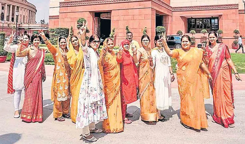 2029 ఎన్నికలకు ముందే మహిళలకు 33% రిజర్వేషన్లు! 2029 ఎన్నికలకు ముందే మహిళలకు 33% రిజర్వేషన్లు!