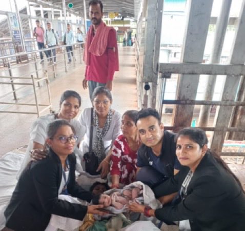 రైల్వే స్టేషన్‌లో ఆర్మీ డాక్టర్ ఎమర్జెన్సీ డెలివరీ