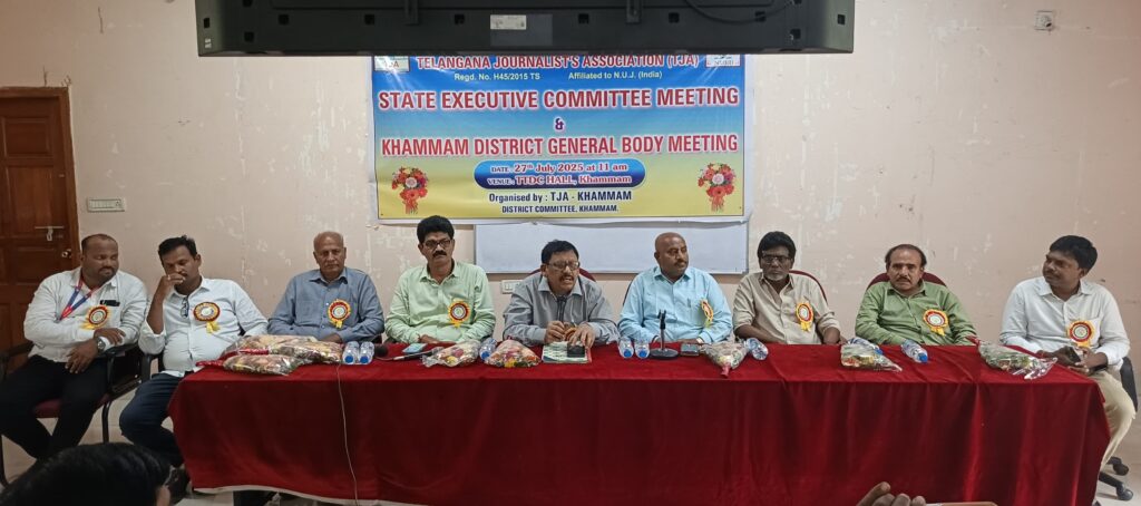 జర్నలిస్టులు నిరాదారమైన వార్తల జోలికి వెళ్ళకండి జర్నలిస్టులు నిరాదారమైన వార్తల జోలికి వెళ్ళకండి