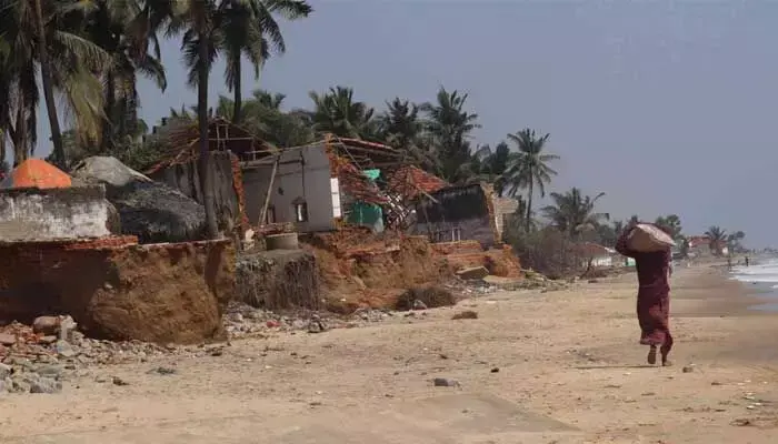 ఉప్పాడ తీరాన్ని కాపాడేందుకు రక్షిత గోడ