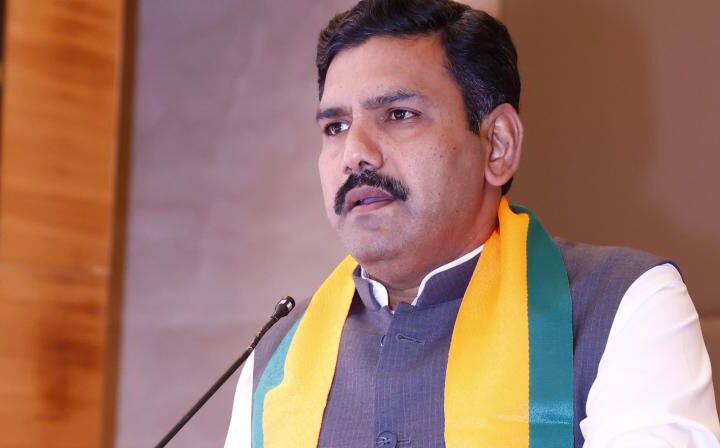 కర్ణాటక కాంగ్రెస్‌ రెండుగా చీలిపోయింది