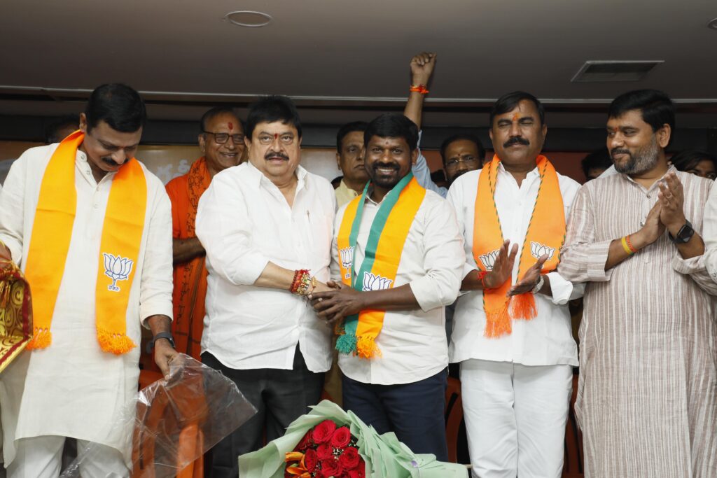 బీజేపీలో చేరిన మాజీ ఎమ్మెల్యే గువ్వల బాలరాజు బీజేపీలో చేరిన మాజీ ఎమ్మెల్యే గువ్వల బాలరాజు