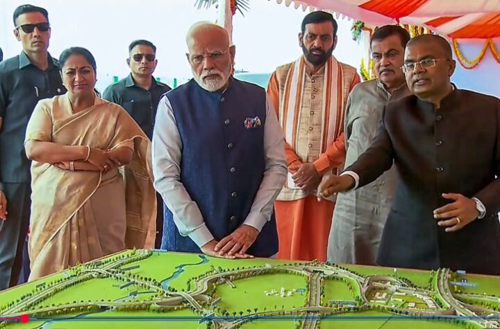 రాజ్యాంగాన్ని తలపై పెట్టుకున్న వారే తుంగలో తొక్కారు