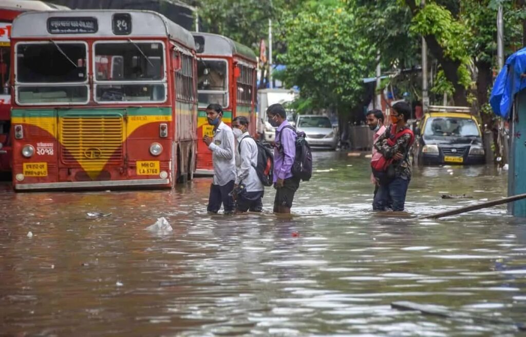 భారీ వర్షాలతో ముంబై రెడ్ అలెర్ట్, డేంజర్ మార్క్ కు ఢిల్లీలో యమునా