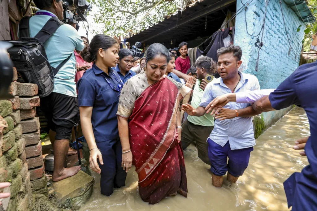ఢిల్లీ సీఎం రేఖా గుప్తాపై దాడి.. గ‌ట్టిగా చెంప‌దెబ్బ