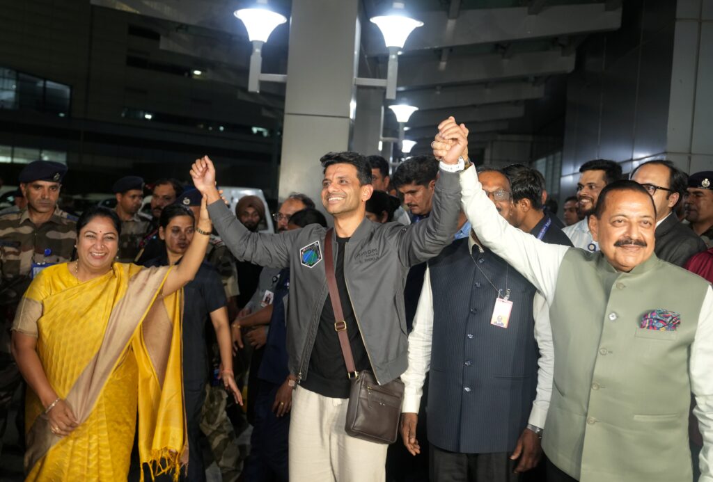 ఢిల్లీ ఎయిర్‌పోర్టులో శుభాన్షు శుక్లాకు ఘన స్వాగతం
