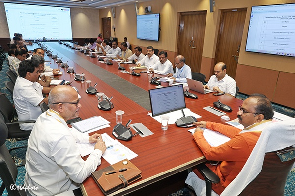 బ్రహ్మోత్సవాల్లో భక్తులకు వసతి, ఇతర సౌకర్యాలపై సమీక్ష