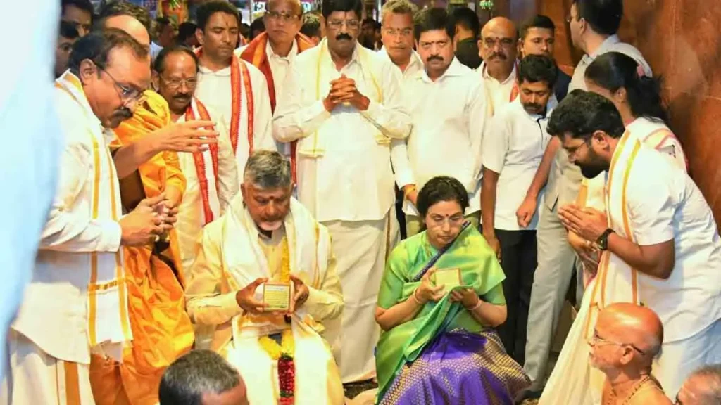 దుర్గమ్మకు పట్టు వస్త్రాలు సమర్పించిన చంద్రబాబు దంపతులు