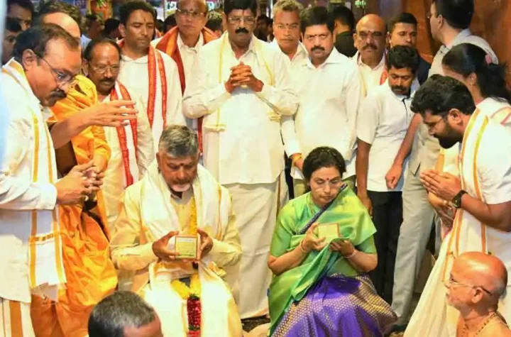 దుర్గమ్మకు పట్టు వస్త్రాలు సమర్పించిన చంద్రబాబు దంపతులు