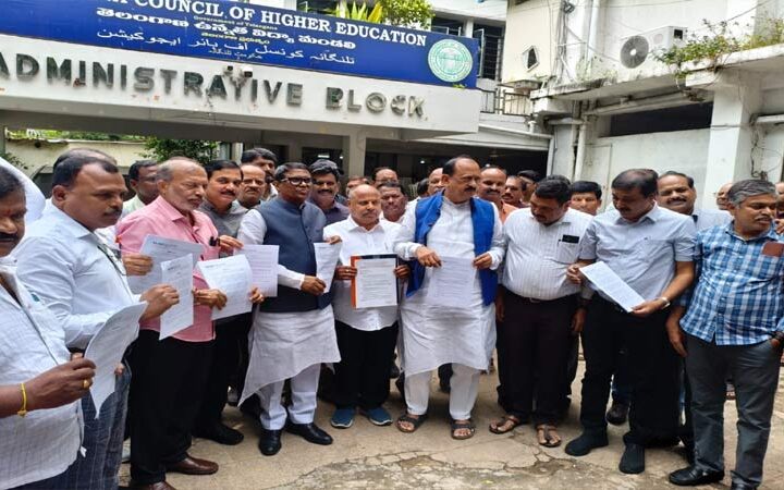 తెలంగాణ‌లో 15 నుంచి కాలేజీలు నిరవధిక బంద్