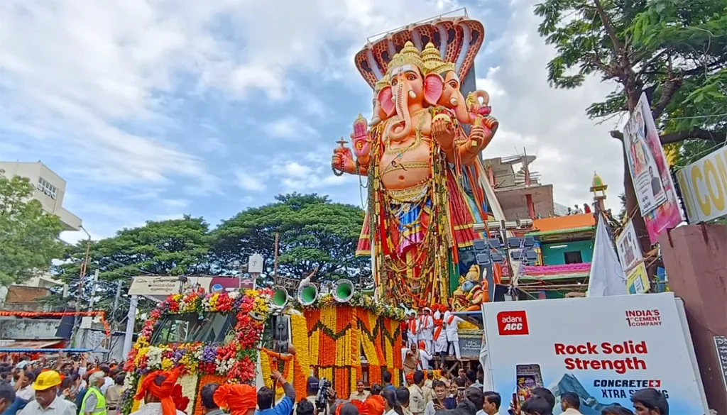 హుస్సేన్‌సాగర్‌లో కొనసాగుతున్న నిమజ్జనాలు