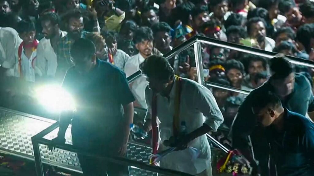 విజయ్ వ్యాన్ లో ఎక్కువ సేపు ఉండటంతోనే తొక్కిసలాట!