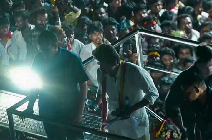 విజయ్ వ్యాన్ లో ఎక్కువ సేపు ఉండటంతోనే తొక్కిసలాట!
