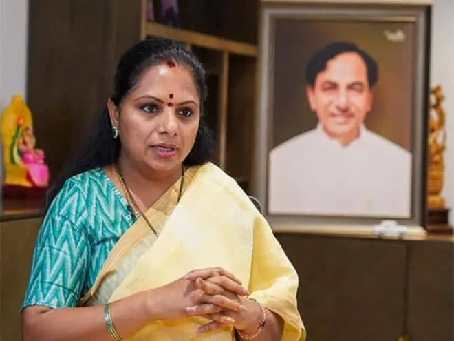 బీఆర్ఎస్ నుండి కవిత సస్పెండ్, సిబిఐ విచారణకు హైకోర్టు అడ్డు!