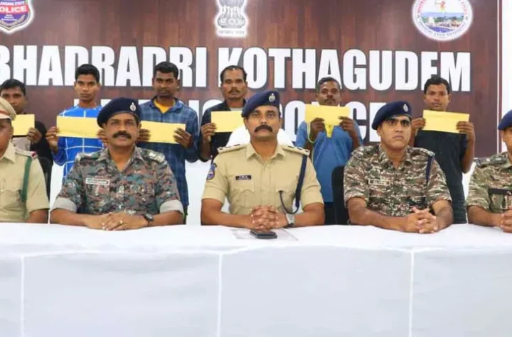 కొత్తగూడెంలో ఆరుగురు మావోయిస్టులు లొంగుబాటు
