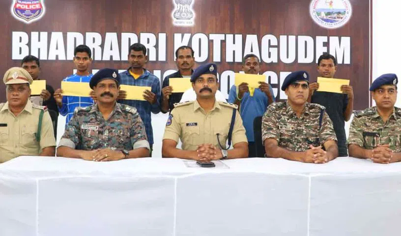 కొత్తగూడెంలో ఆరుగురు మావోయిస్టులు లొంగుబాటు