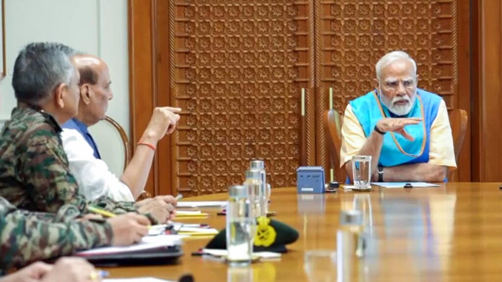 ప్రధాని మోదీ, ఆర్మీ చీఫ్ మధ్య విబేధాలు అంటూ పాక్ దుష్ప్రచారం! ప్రధాని మోదీ, ఆర్మీ చీఫ్ మధ్య విబేధాలు అంటూ పాక్ దుష్ప్రచారం!