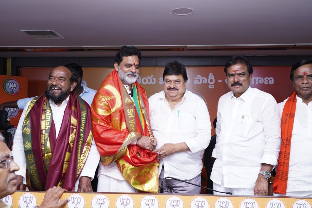 బీసీ ఉద్యమకారుడు డా. వకుళాభరణం బీజేపీలో చేరిక