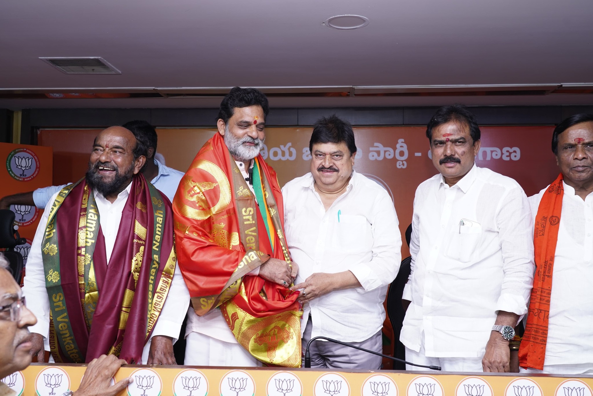 బీసీ ఉద్యమకారుడు డా. వకుళాభరణం బీజేపీలో చేరిక