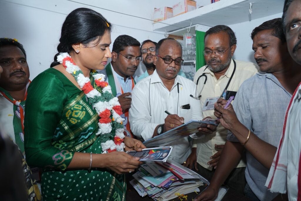 షర్మిల జాతీయ పార్టీకి రాష్ట్ర అధ్యక్షురాలా? క్రైస్తవ మత ప్రచారకురాలా? షర్మిల జాతీయ పార్టీకి రాష్ట్ర అధ్యక్షురాలా? క్రైస్తవ మత ప్రచారకురాలా?
