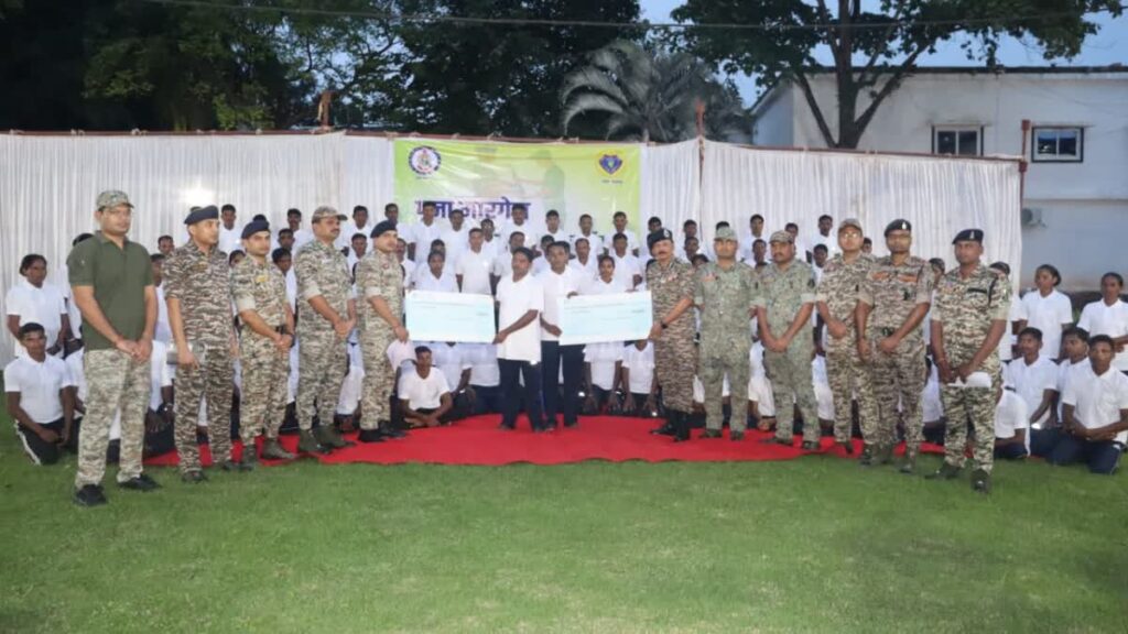 బీజాపూర్ లో 103 మంది మావోయిస్టుల లొంగుబాటు బీజాపూర్ లో 103 మంది మావోయిస్టుల లొంగుబాటు