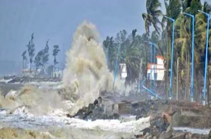 అర్ధరాత్రి తీరం దాటిన తుఫాన్‌ మొంథా బీభత్సం