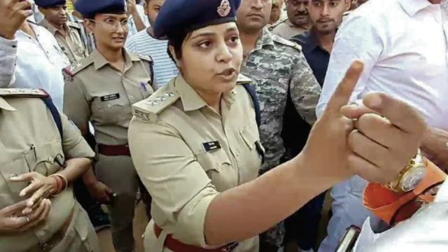 `జై శ్రీరామ్’ నినాదంతో ముస్లిం మహిళా పోలీస్ అధికారిణి!