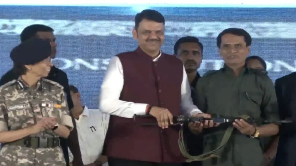 సీఎం ఫడణవీస్‌ ఎదుట లొంగిపోయిన మావోయిస్టు మల్లోజుల