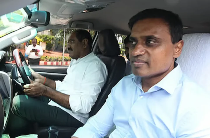వైఎస్సార్సీపీ ఎంపీ మిథున్‌రెడ్డి నివాసాల్లో సిట్‌ సోదాలు