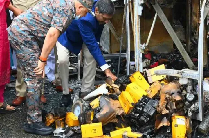 వందల మొబైల్‌ ఫోన్లు పేలడంతో బస్సు ప్రమాదం?